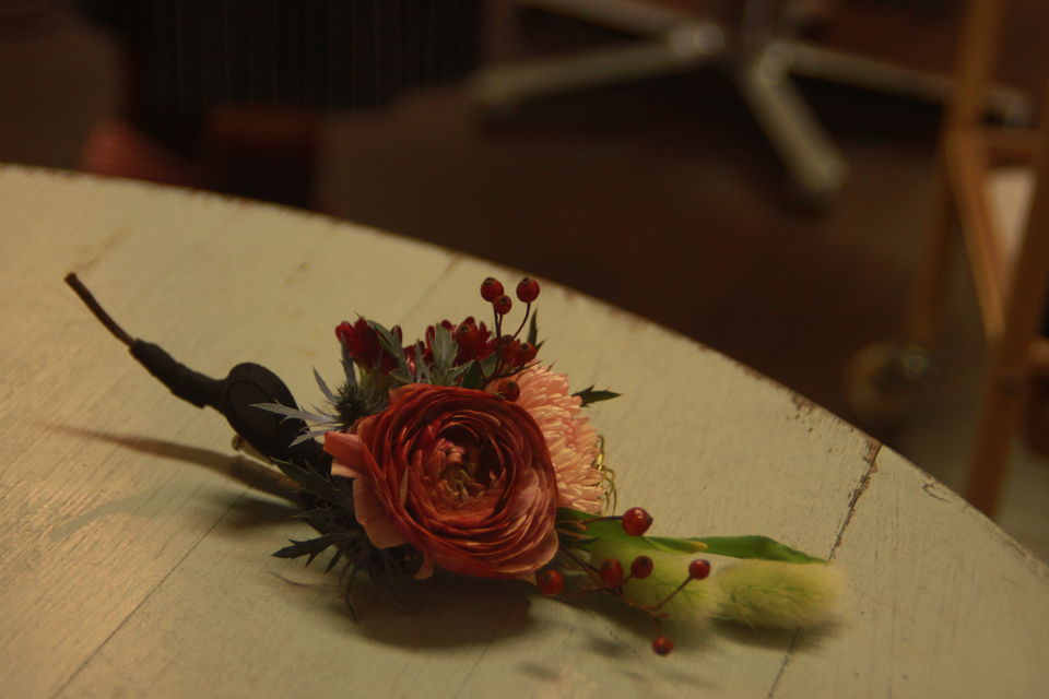 作品紹介 アクセサリー コサージュ ラナンキュラス ラグラス 野バラの実 オーダーメイドのドライフラワーはフラワーデザイナー在籍 L Atelier Bois